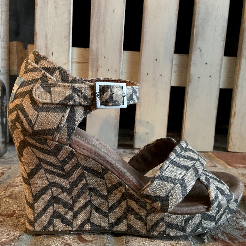 Toms - wedge buckle sandals - 6.5
